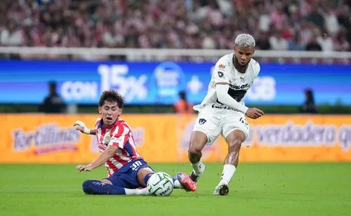 Pedro Vite es criticado por ignorar el protocolo del Himno Nacional en partido de Chivas vs Pumas