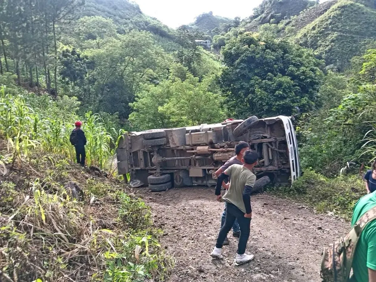 Guatemala: Un camión que trasladaba a niños y otros pasajeros hacia un desfile volcó en la ruta entre Sepajch y Lanquín, en Alta Verapaz