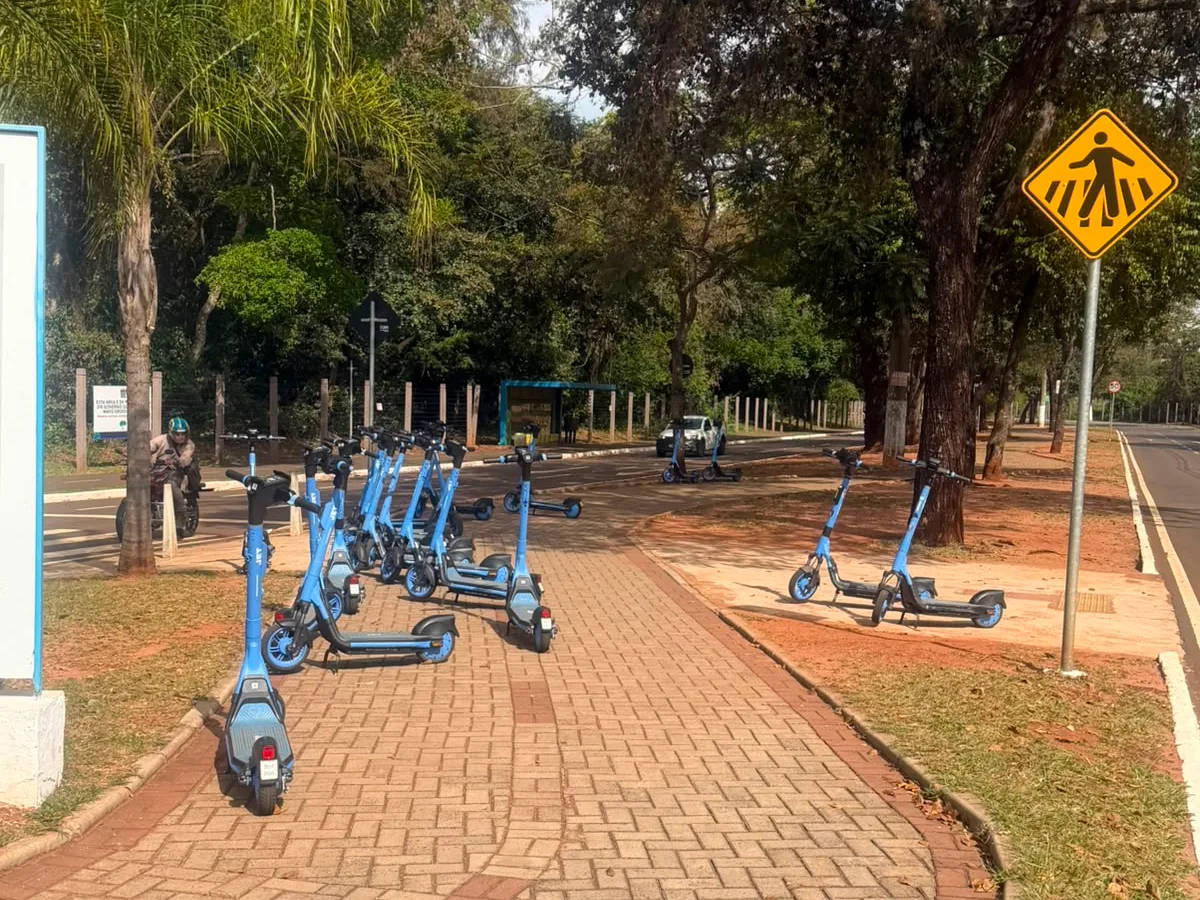 Usuários ignoram regras e patinetes seguem largados em locais inadequados