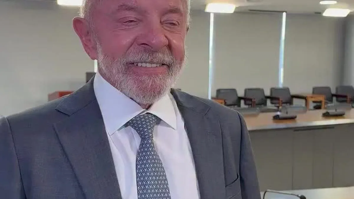 ‘Não tenho dinheiro’: Lula diz que vai pegar celular de Janja emprestado para entrar no ‘Exército do Lula’