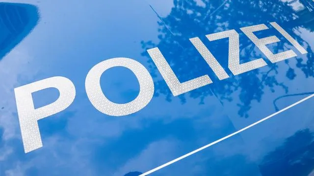 Gewalt und Alkohol: Betrunkener attackiert Pfleger und Polizisten