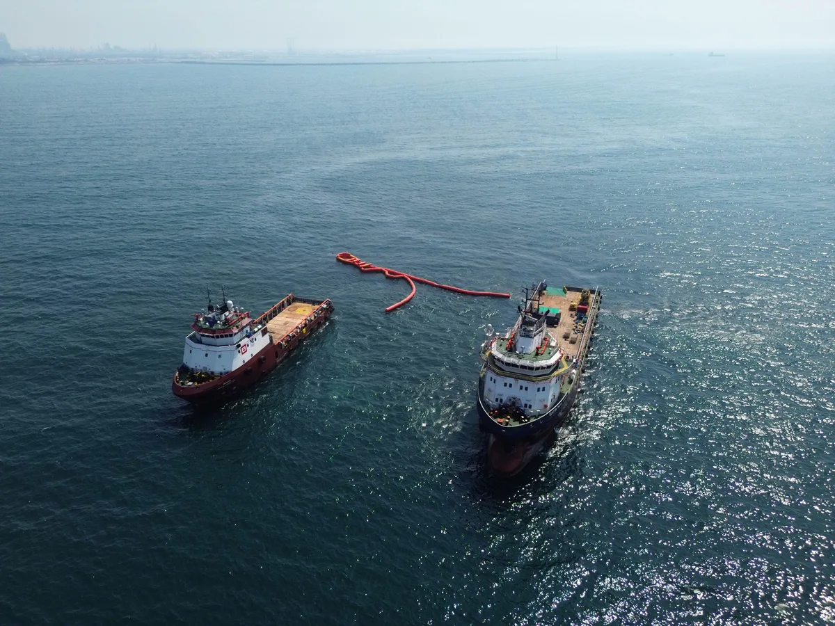 Activan plan de contingencia por derrame de petróleo en instalaciones de Pemex al norte de Campeche