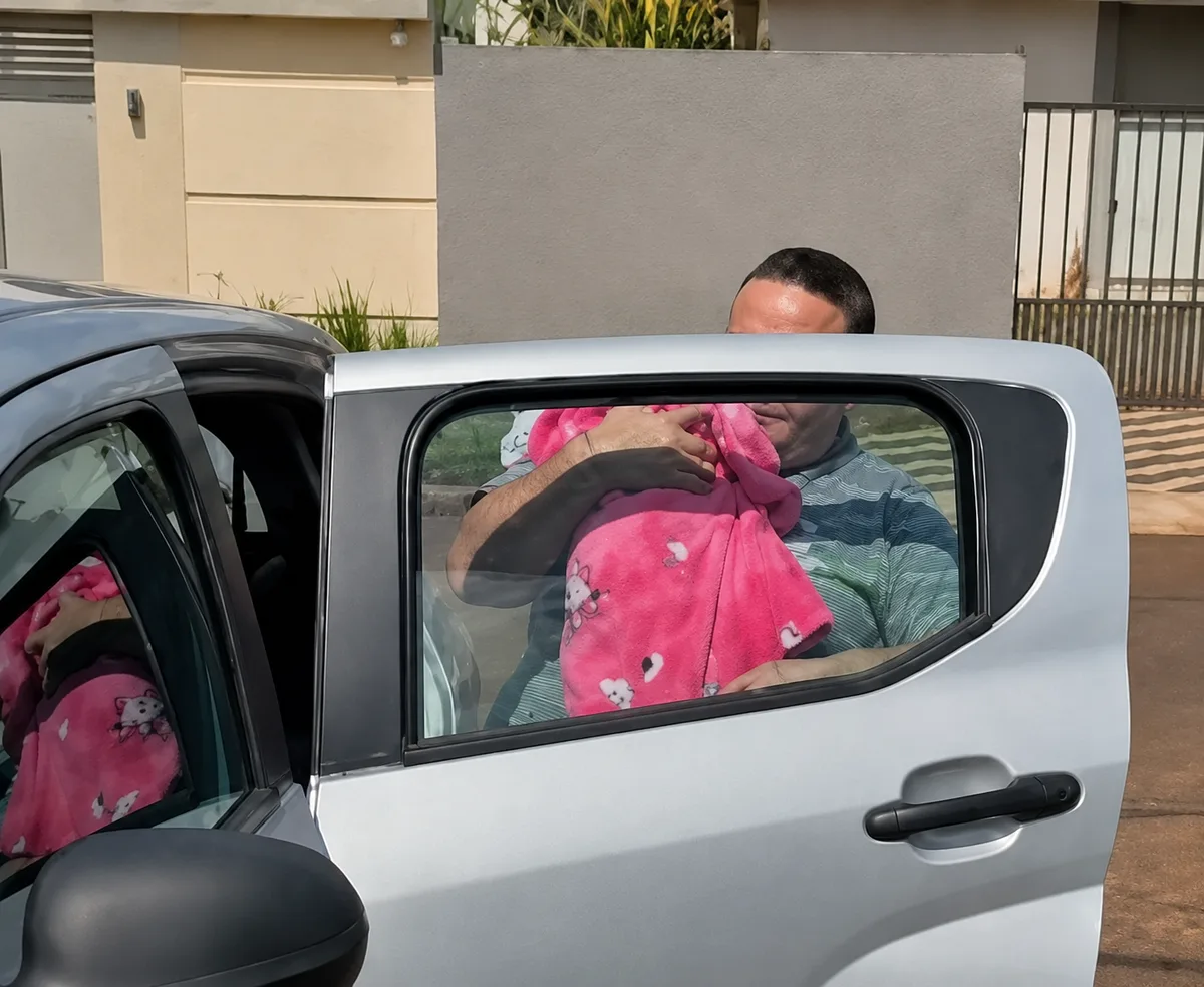 Polícia considera mãe inocente e devolve bebê sequestrado à família