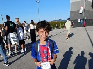 « Quand je l’ai appris, j’ai pleuré » : après son accident, Sacha, 11 ans, invité par le PSG à la Supercoupe d’Europe