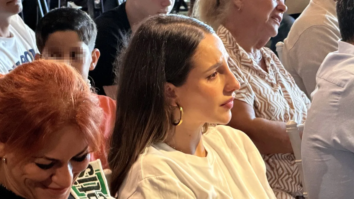Luna Serrat, emocionada hasta las lágrimas junto a sus mellizas de 1 mes en la presentación de Dani Ceballos con el Betis