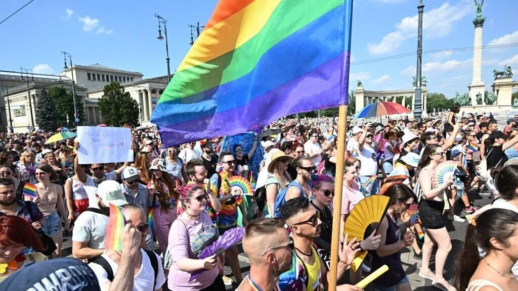 La Hongrie adopte une première loi supprimant des dispositions anti-LGBTQ+ de l'ère Orban