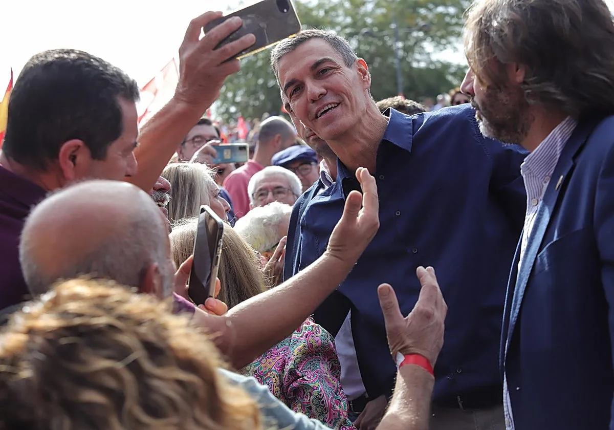 El PSOE pone autobuses para poder llenar el primer mitin de Pedro Sánchez en su feudo histórico de Dos Hermanas