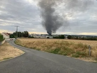 Un important incendie maîtrisé dans une ancienne usine en Sarthe : « Tout le monde pare au plus pressé »