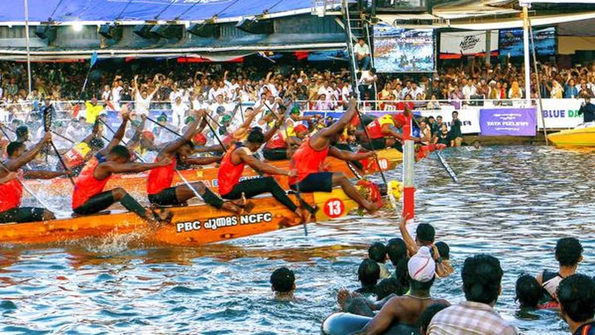 Debutant Aroma Chundan lifts Nehru boat race trophy