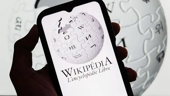 Wikimasters : le jeu phénomène qui transforme Wikipédia en cartes à collectionner