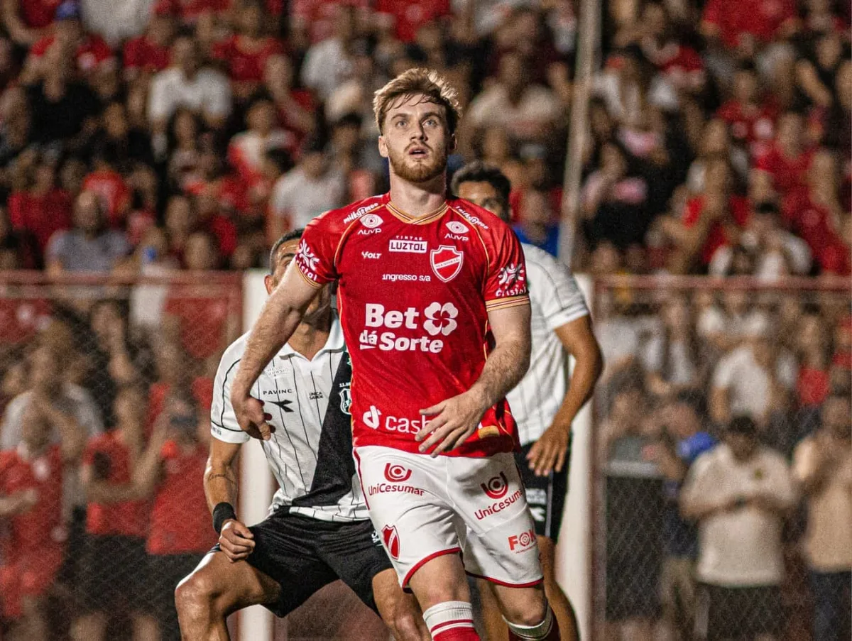 Breno Bora exalta união do elenco para melhora da defesa do Vila Nova na Série B
