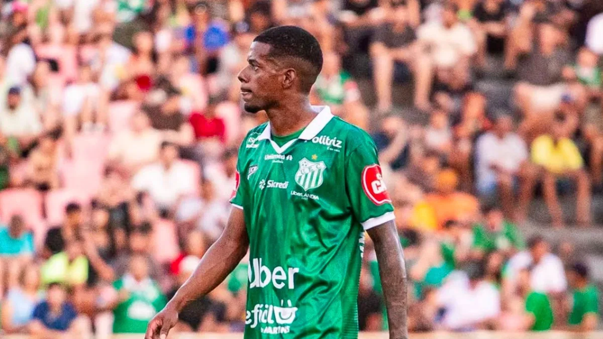 Jogador com mais partidas e zagueiro-artilheiro: conheça Max Miller, herói do acesso do Uberlândia