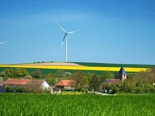 Quel est le rapport entre les éoliennes et le vote d’extrême droite ? Une étude inédite explore ce lien surprenant