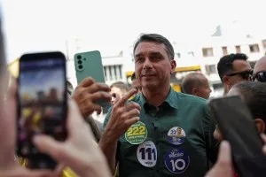 Horário eleitoral: Flávio exalta apoios no 2º turno e Lula cita riscos do adversário