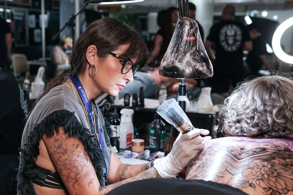 Tatuadora capixaba é selecionada para o 'Oscar da Tatuagem' em Veneza