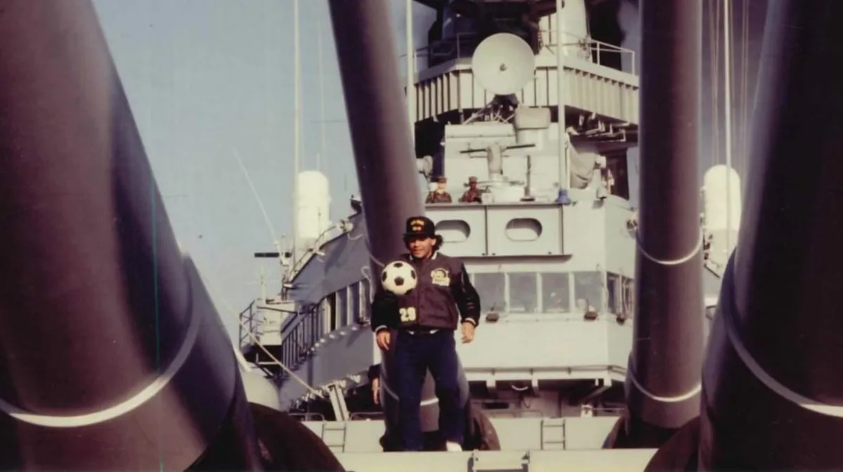 Se conocieron fotos inéditas de Diego Maradona haciendo jueguitos en un buque de guerra: la historia detrás de esa visita
