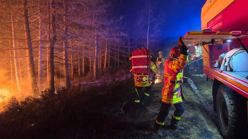 Incendie en Lozère: 250 hectares parcourus, un pompier blessé et deux hameaux évacués