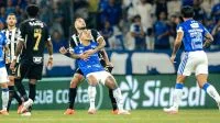 Bruno Rodrigues deixa Mineirão de ambulância após choque com Everson