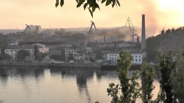 Kyiv ataca refinaria na Rússia e Moscovo infraestruturas portuárias