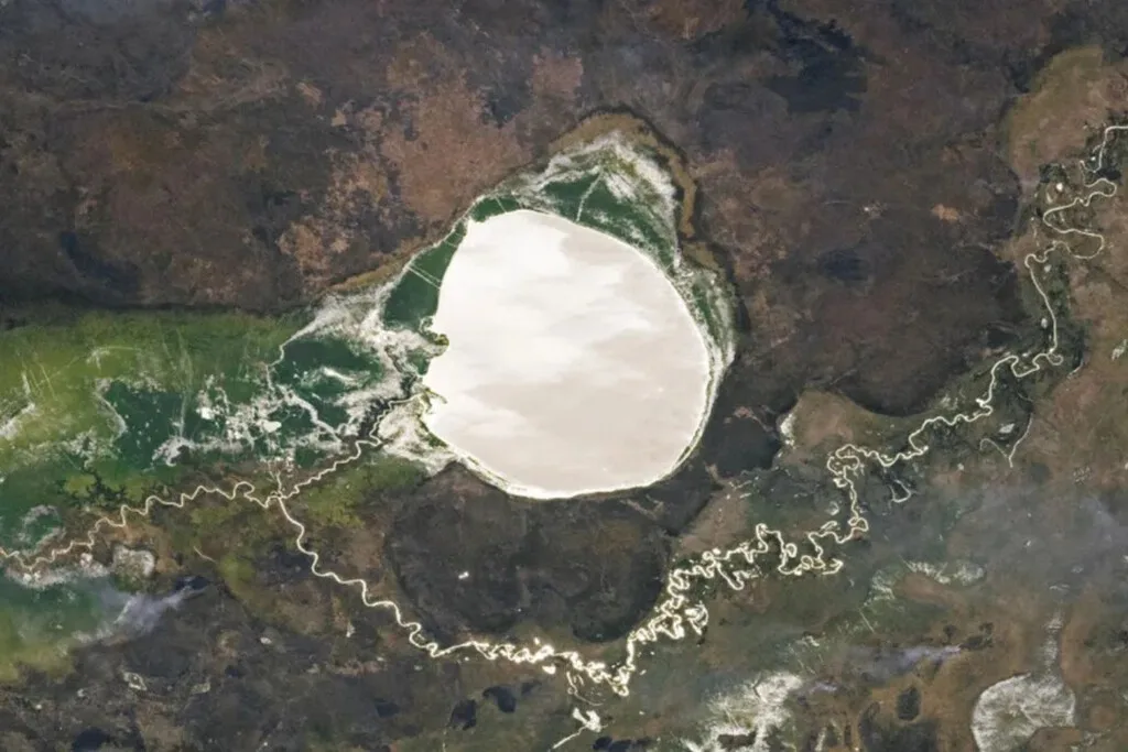 La NASA ha encontrado una mancha blanca en África: no es nieve, sino algo mucho más raro