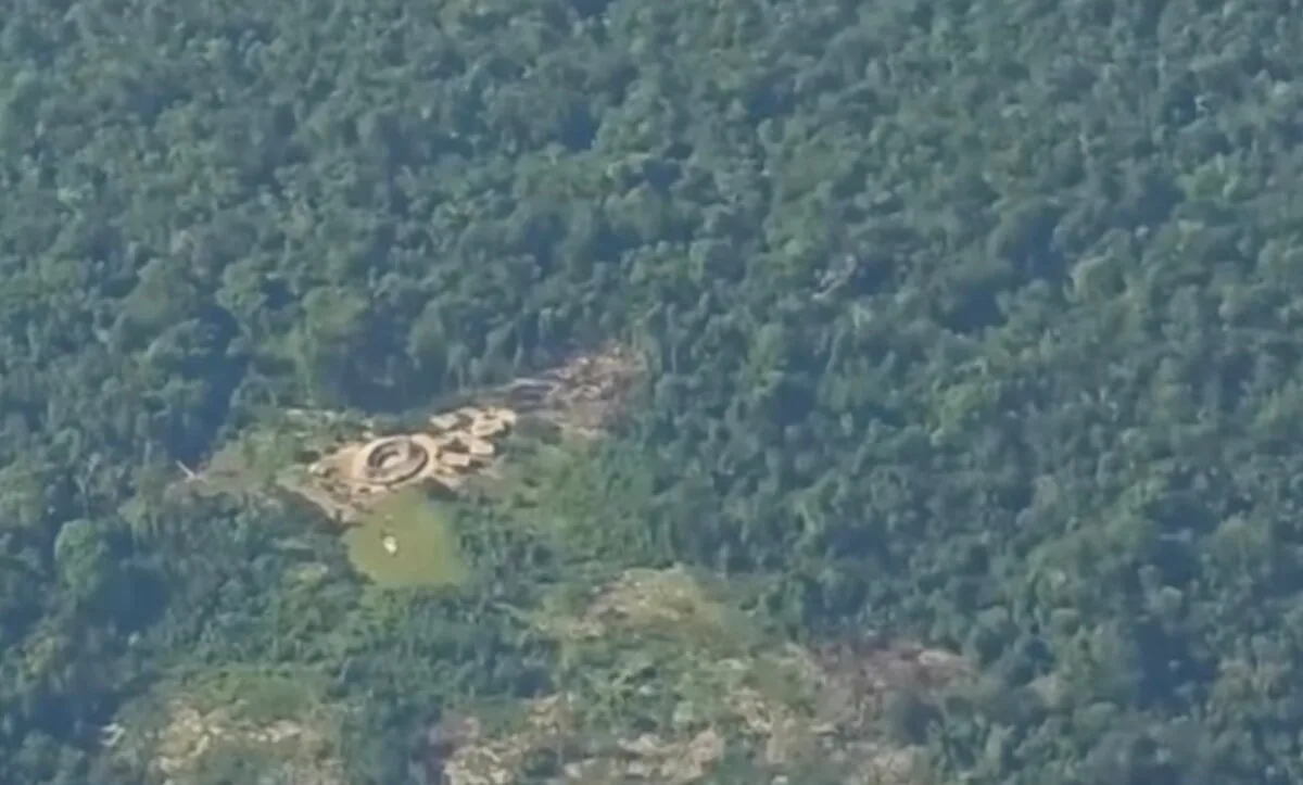 Imagem aérea revela comunidade indígena em meio a imensidão da Amazonia