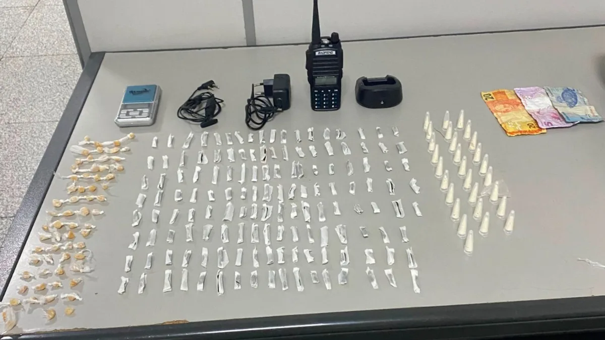 Jovem é preso com drogas, ameaça policiais de morte e oferece R$ 30 mil para ser liberado na Serra