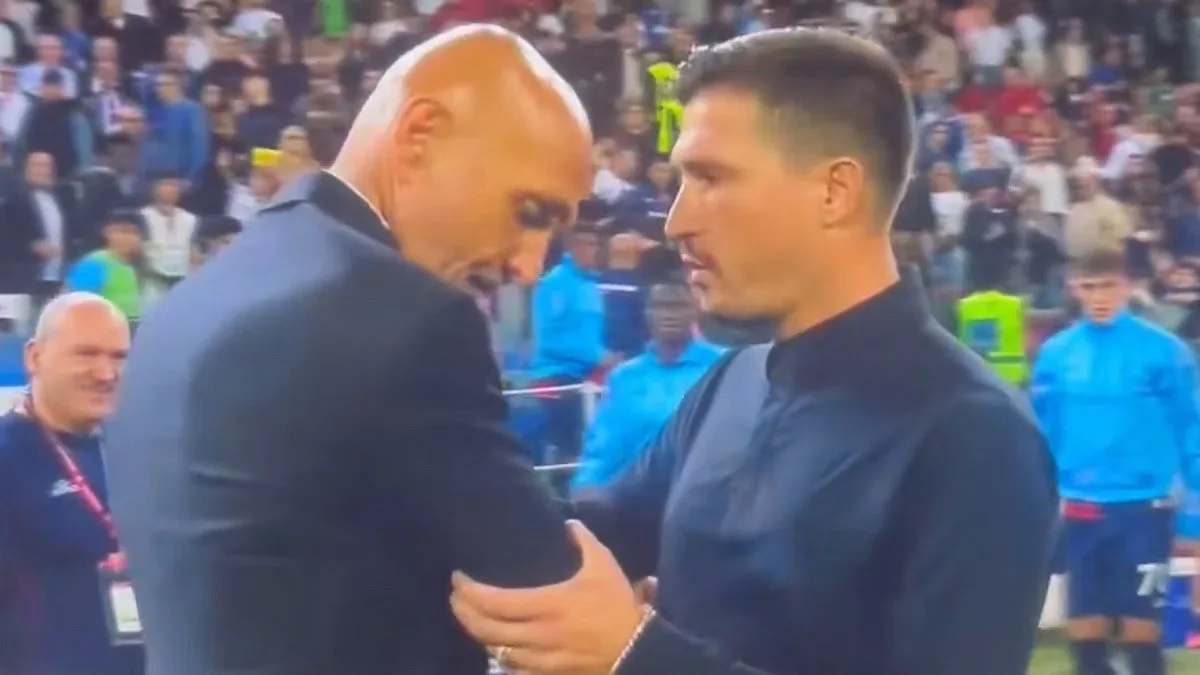 Técnicos de Juventus e Cagliari batem boca, precisam ser separados e levam vermelho