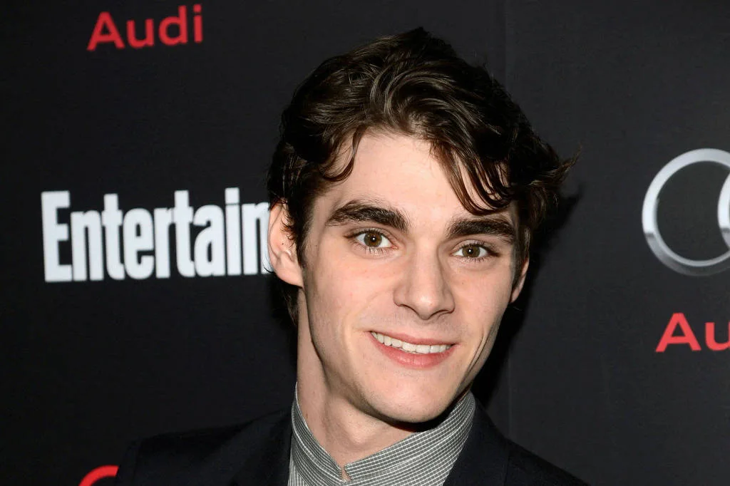 RJ Mitte perdeu quase todo o dinheiro de 'Breaking Bad' após golpe financeiro