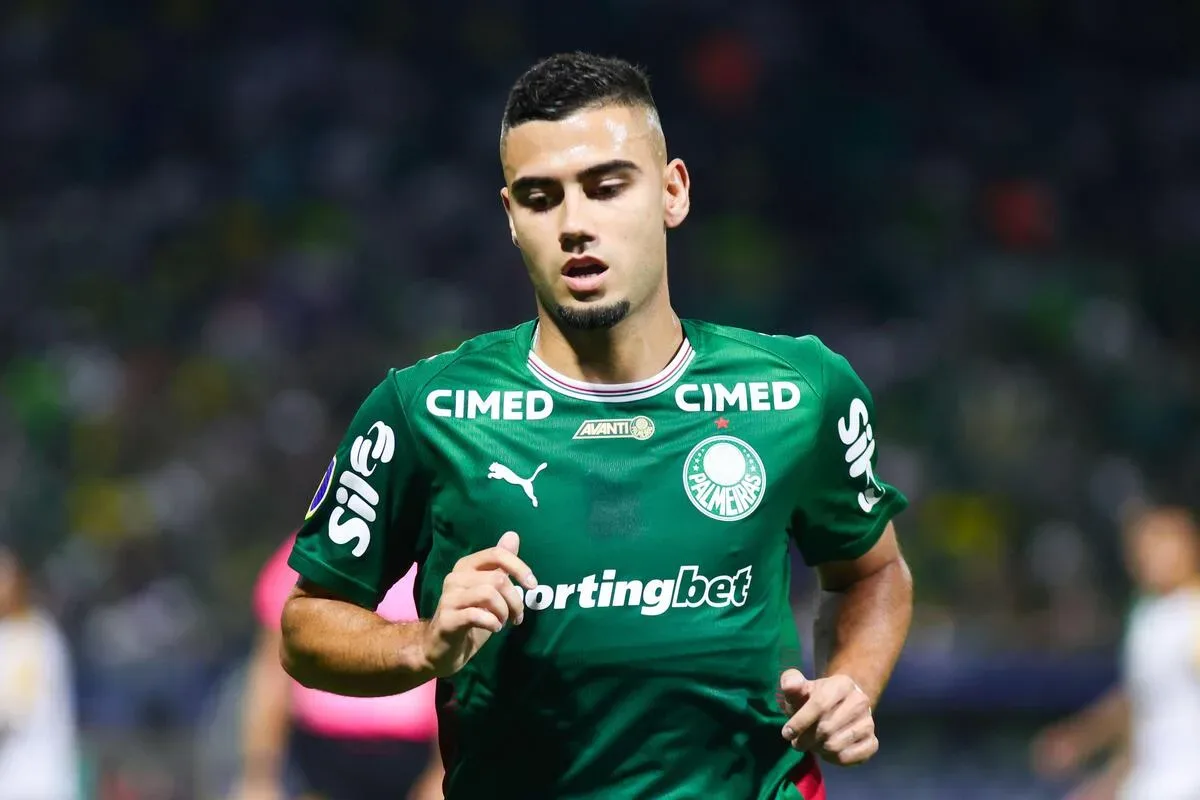 Andreas Pereira recebe gancho e fica fora da ida das quartas da Libertadores