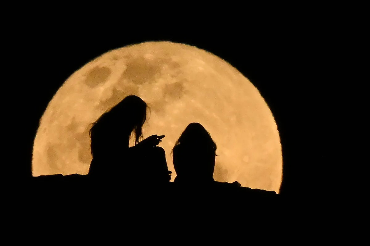 Un psicólogo explica el imperdible placer de “estar en la luna”