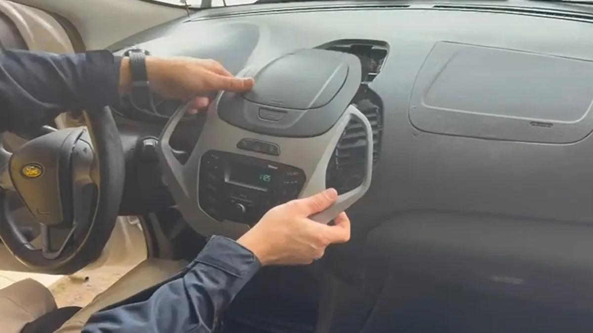 VÍDEO: fuzis são encontrados escondidos dentro de painel de carro que rodou 1,3 mil km e foi preso a 100 km do destino final, no Paraná