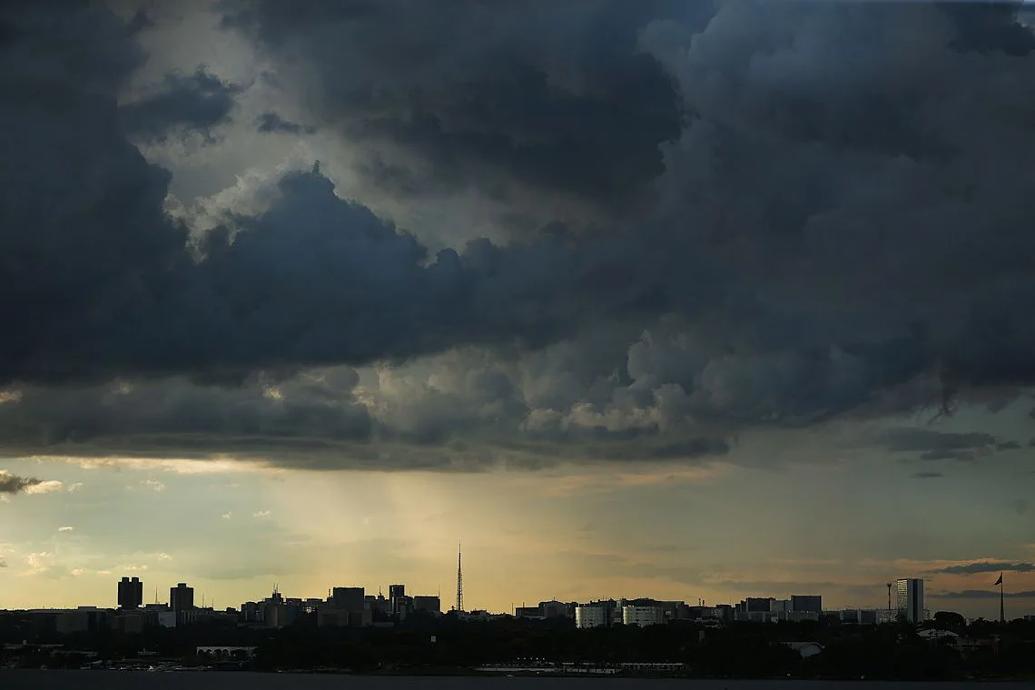 Inmet emite alerta de tempestade com ventos de até 100 km/h para 10 estados