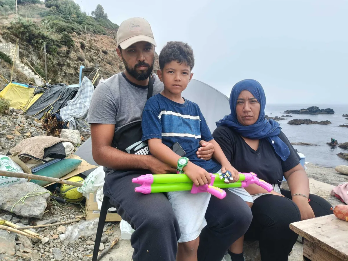 Ajad y su pistola de agua, el símbolo del drama humano de 1.300 metros que sigue creciendo en el Trampolín