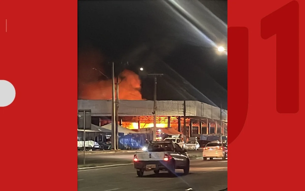 Incêndio destrói barracas na feirinha da Estação Nova, em Feira de Santana