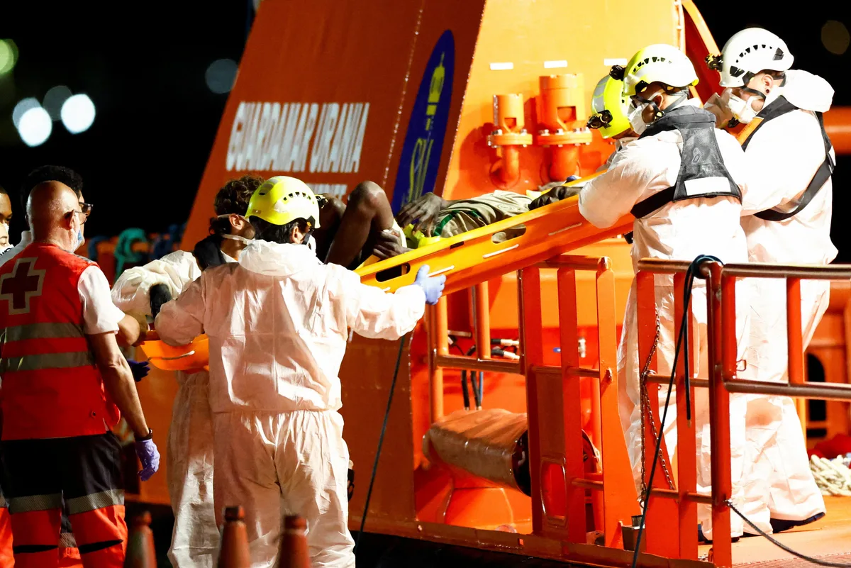 Mueren más de 80 personas en un cayuco rescatado al sur de Canarias