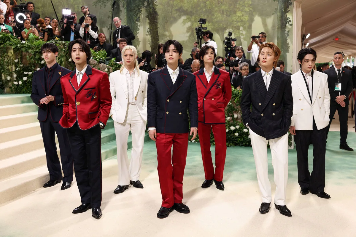 Stray Kids envia flores à família de fã de 16 anos que morreu antes de show na Argentina