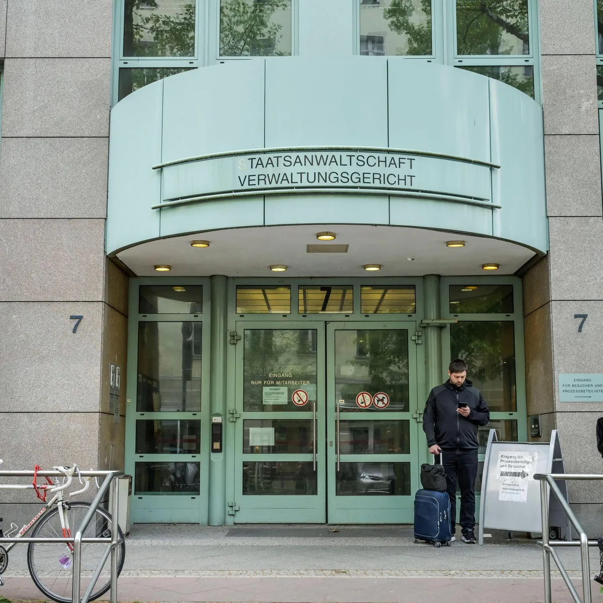Gerichtsurteil - Berliner Gymnasium darf Gebete in Schule untersagen