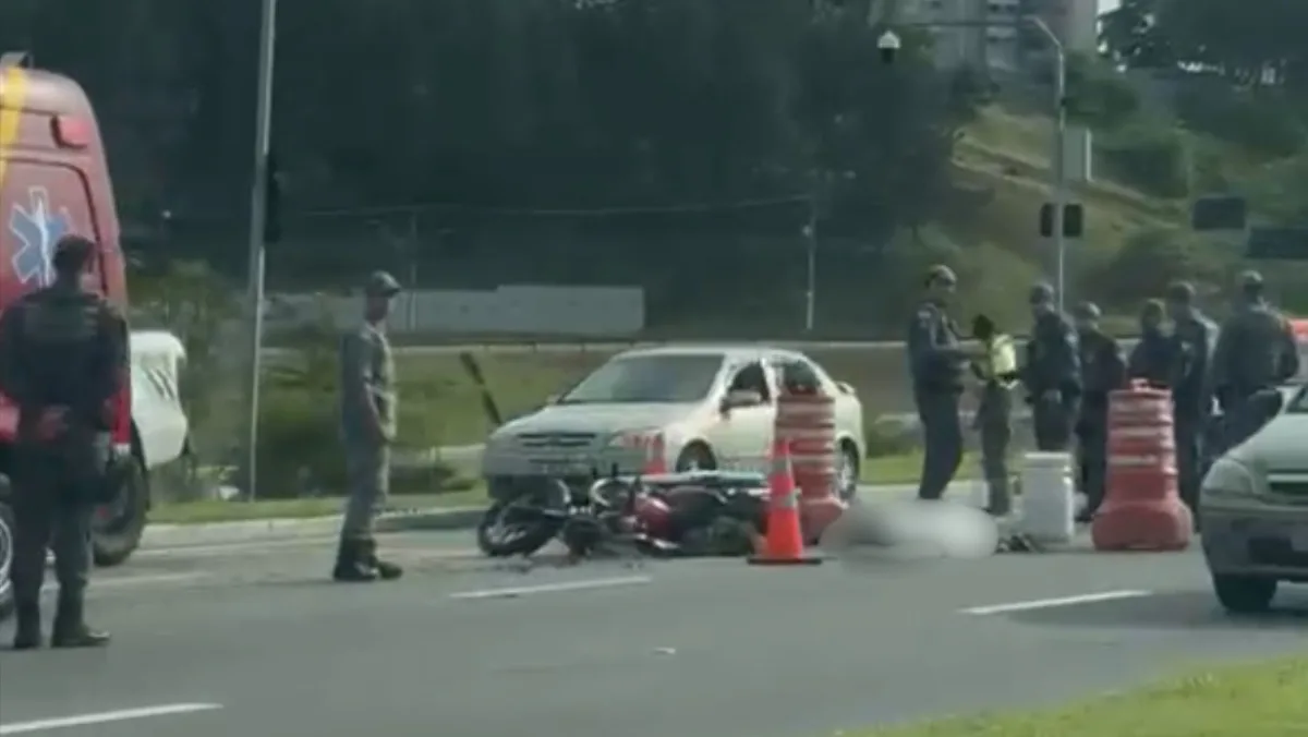 Motociclista morre após colisão com trator no Anel Viário, em São José dos Campos