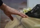 Filha acusa funerária de colocar desconhecido no caixão da mãe nos EUA