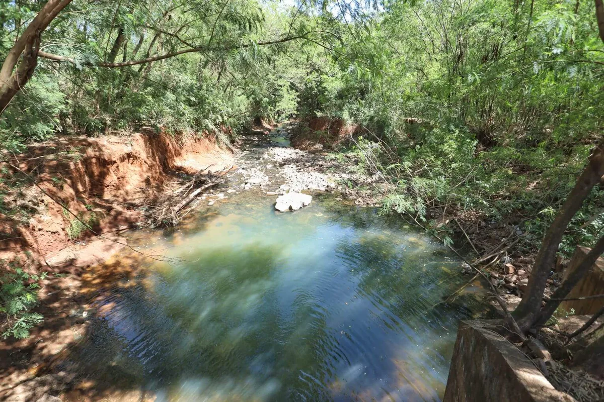Pouca chuva faz pedras aparecerem e água sumir em trecho do Segredo