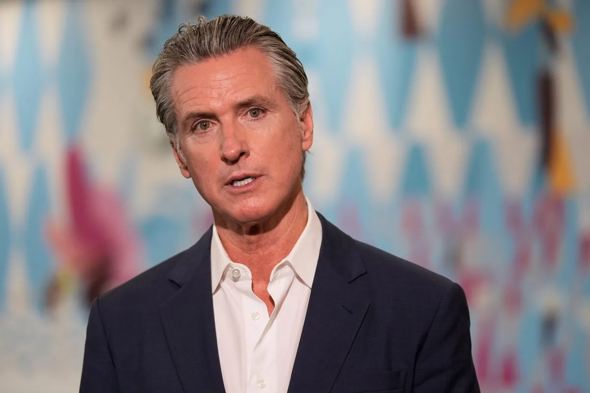 La ley firmada por Newsom que impacta en la situación legal de migrantes adoptados en California