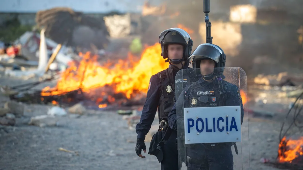 Última hora de la crisis en Ceuta, en directo | La protesta convocada esta tarde acabará con un "asedio sin violencia" en la playa de los migrantes