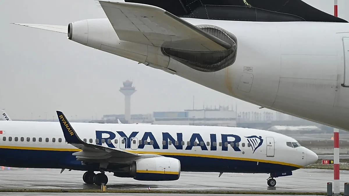 Fragmentos de motor partem janela de avião da Ryanair na Grécia, diz relatório