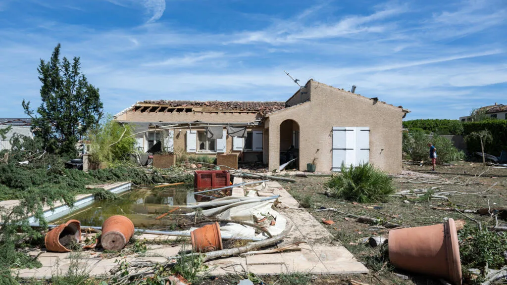 Tornado raro atinge cidade no sul da França deixando dezenas de feridos e desabrigados