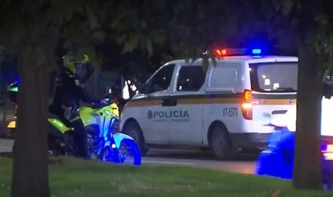Cámaras de seguridad registraron el violento robo de una camioneta en Bogotá: una persona fue lesionada en su cabeza