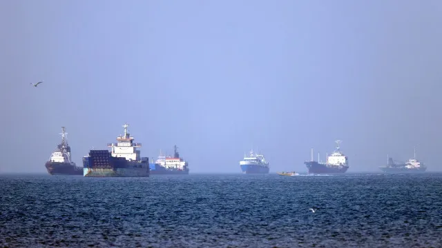 Pelo menos 10 navios foram atacados no estreito de Ormuz desde domingo