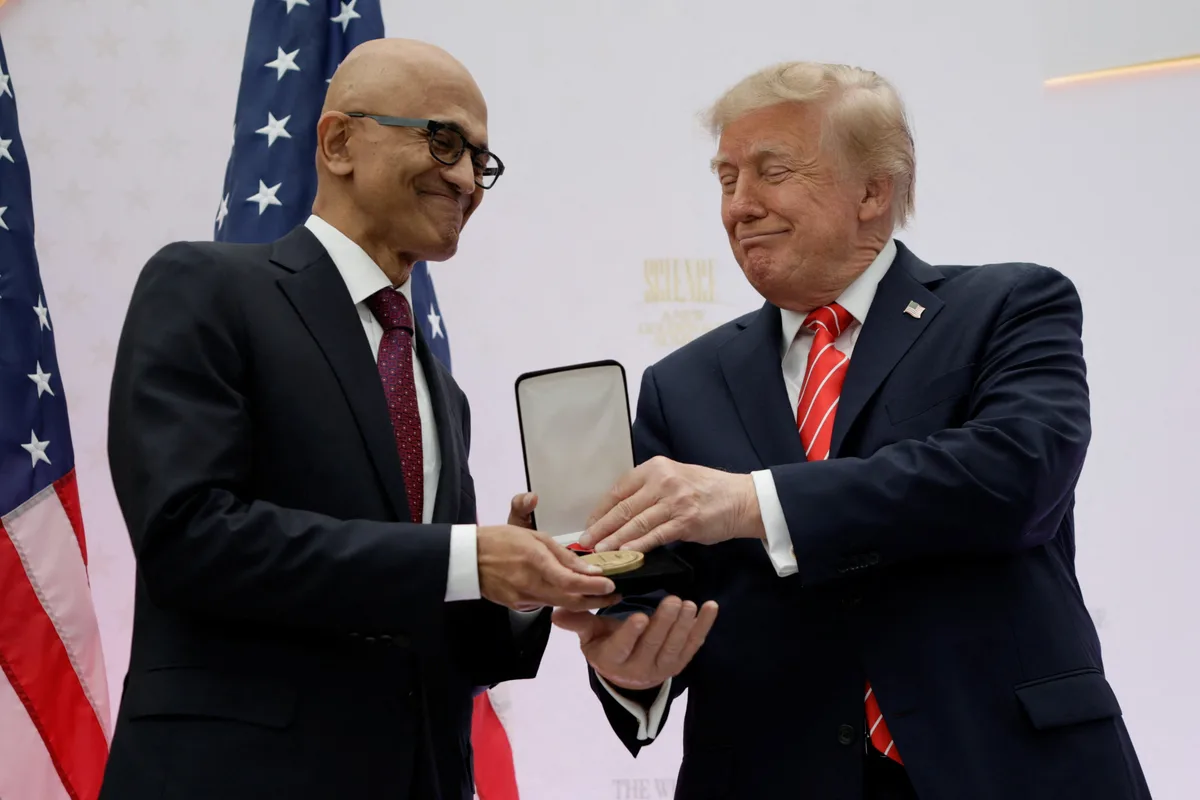 Microsoft vuelve a los cuatro billones en Bolsa y recupera su papel como uno de los actores principales en la IA
