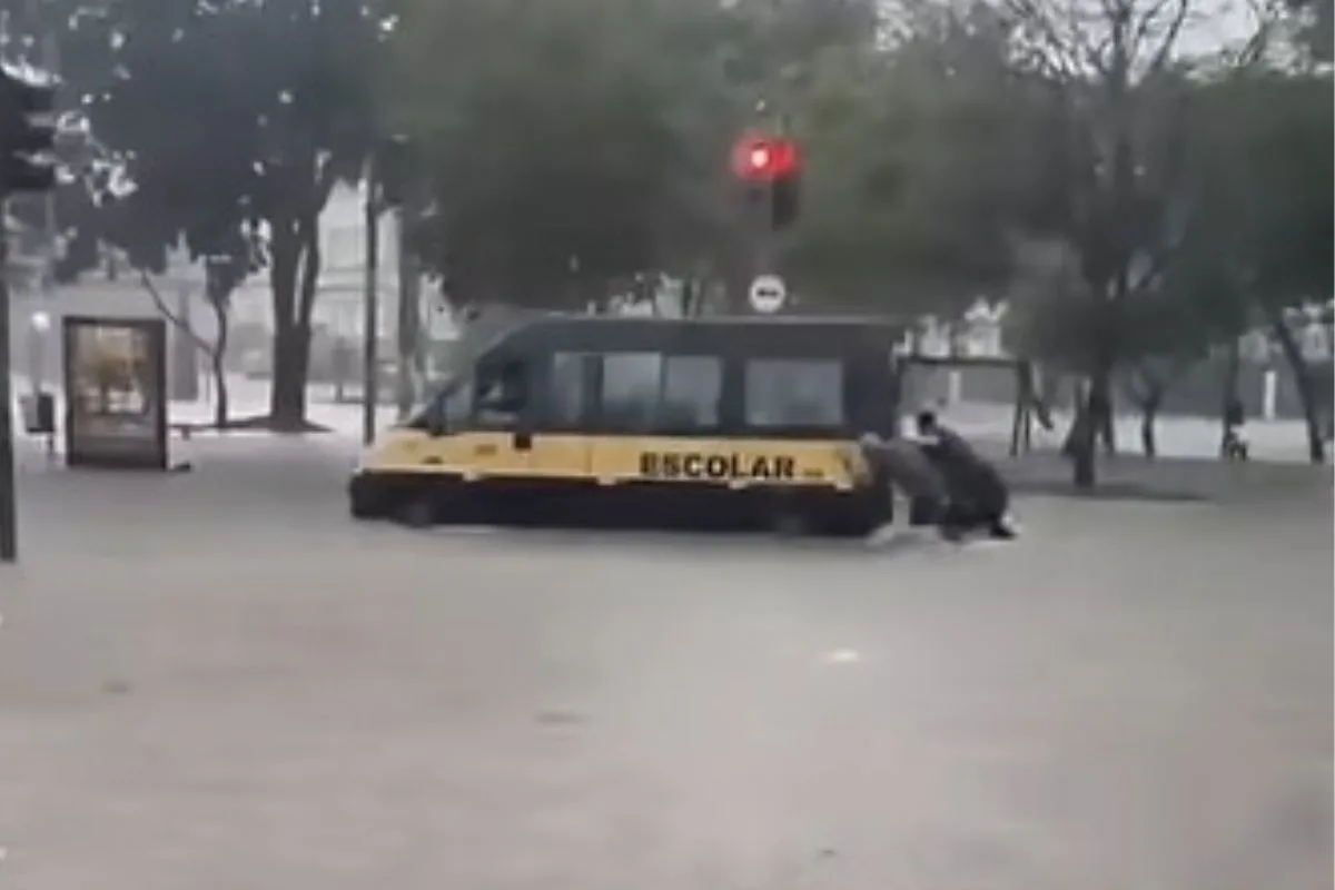 PMs resgatam van escolar com crianças que ficou ilhada durante chuva em SP