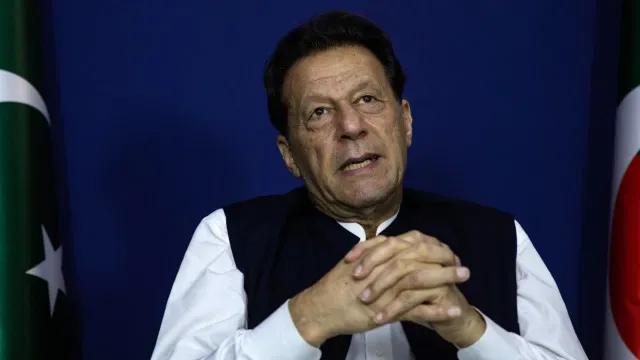 Supremo paquistanês ordena transferência de Imran Khan para hospital