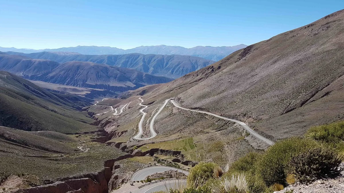Cómo es la Cuesta del Lipán, el camino de Jujuy en el que una mujer y su hija murieron tras caer con el auto por un barranco